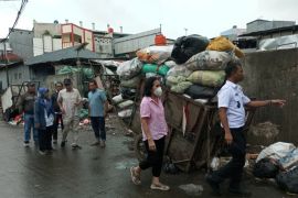 Petugas sampah di Jelambar Jakbar diimbau tak tinggalkan gerobak di TPS Kembar