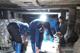 Pemkot Jaktim perbaiki turap saluran penghubung yang ambrol