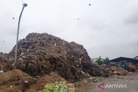 Warga keluhkan bau tak sedap dari tumpukan sampah di Pasar Kramat Jati