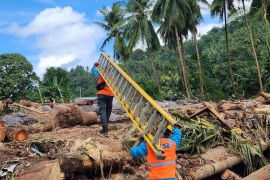PLN pulihkan suplai listrik di Pulau Siau terdampak banjir bandang