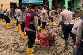 BKO Brimob bersihkan sekolah di Aceh Timur dari lumpur banjir&nbsp;