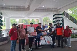 Telkomsel serahkan bantuan untuk korban banjir di Pulau Siau