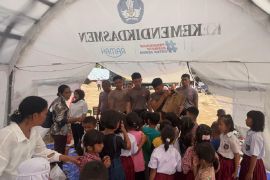 Brimob salurkan perlengkapan belajar untuk siswa SD di Tapanuli Tengah