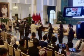 Delapan Atlet Terima Langsung Bonus Dari Prabowo di Istana Negara
