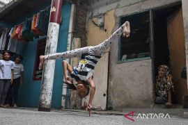 Pelatihan akrobatik capoeira di gang sempit Jakarta