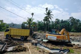 Pemkab Agam kesulitan dapatkan BBM alat berat bersihkan material dampak bencana