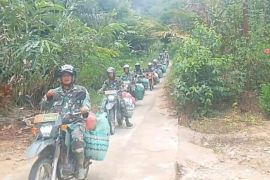 TNI gunakan motor intensifkan penyaluran kebutuhan warga di Taput