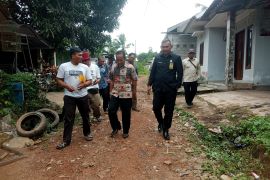 Anggota DPRD Belitung Ivan Haidari tinjau kerusakan jalan Ahmad Dahlan