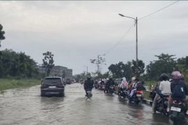 Banjir di Jalan Sudirman Ujung, Pemko Pekanbaru dirikan tenda penampungan warga terdampak