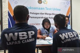 Warga binaan-sipir Lapas Ciamis tes urine guna mendeteksi narkoba
