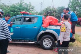 Polisi Bangka Barat bantu penanganan korban angin kencang Desa Mislak