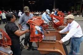 Ratusan pengemudi becak lansia dilatih mengendarai becak listrik bantuan presiden