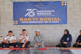 Imigrasi Serang salurkan sembako ke Ponpes Baitul Qur'an Kramatwatu