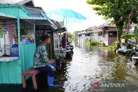 Wali Kota Banjarmasin tinjau titik banjir yang belum surut