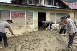 Brimob bersihkan rumah terdampak bencana, dan membantu buat saluran air di Sumbar