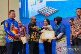 Wali Kota Sorong serahkan DPA 2026 kepada pimpinan OPD