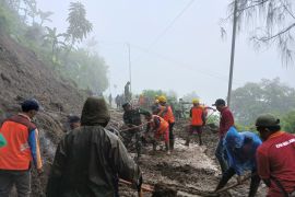 BPBD Malang tangani longsor di jalur akses kawasan Bromo
