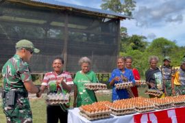 Yonif TP 814/JZA bagikan telur ayam gratis ke warga Yapsi Jayapura