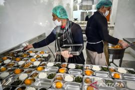 Puluhan siswa SMKN 11 Semarang mengalami mual setelah santap MBG