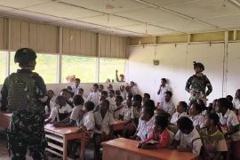 Satgas Yonif 521/DY bagikan buku dan alat tulis ke pelajar di Walesi