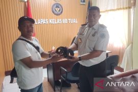 Berikan ketrampilan, Lapas Tual latih WBP membuat kerajinan kayu arang bernilai ekonomis
