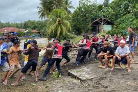 Polisi  bantu warga terdampak banjir di Halbar