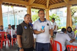 Lapas Cikarang lakukan tes urin petugas dan warga binaan upaya wujudkan zero halinar