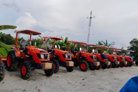 Kelompok tani Lebak terima bantuan peralatan pertanian