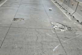 Sejumlah mobil pecah ban diduga akibat jalan berlubang di FO Pesing