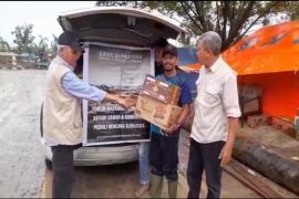 Wartawan salurkan bantuan dari Inggris untuk korban terdampak di Aceh Tamiang