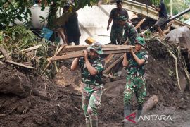 Kodam Merdeka buka akses jalan Paseng usai banjir bandang Pulau Siau