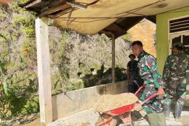 TNI AD bersihkan rumah warga dari lumpur akibat bencana di Sumut