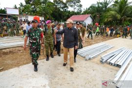 Menko Polkam tinjau proses pembangunan huntara di Sumbar