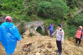 Polisi cek rute pendakian di Gunung Papandayan yang terdampak longsor