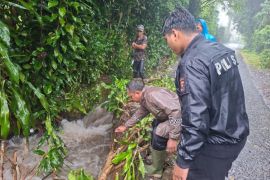 Polres Rejang Lebong bantu pencarian anak hanyut di saluran drainase