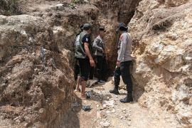 Polisi tertibkan galian bekas tambang emas ilegal dekat Mandalika Lombok