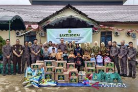 Kejari Balangan santuni korban banjir bandang di Tebing Tinggi
