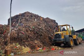 Sudin Lingkungan Hidup Jaktim targetkan timbunan sampah Kramat Jati selesai dalam lima hari