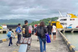 Arus penumpang selama Nataru 2025-2026 di Pelabuhan Lembar terkendali