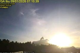 Gunung Ibu di Halmahera Barat erupsi lontarkan abu setinggi 400 meter