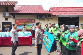 Perkuat kepedulian, Polres Metro Tangerang salurkan sembako ke ojol