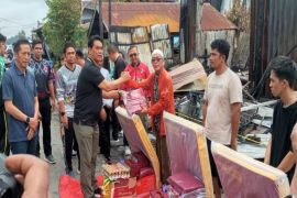 Bupati Barut serahkan bantuan uang tunai untuk warga terdampak kebakaran