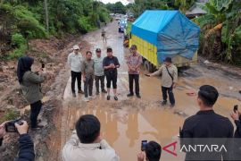 Gubernur Kaltim desak perbaikan jalan nasional Kutai Barat-Mahulu