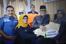 Pemkab Pasaman Barat serahkan santunan korban bencana