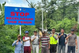 Sat Lantas Polres Dompu pasang papan imbauan di titik rawan kecelakaan