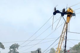 PLN pulihkan gangguan jaringan listrik di Lahat pasca bencana