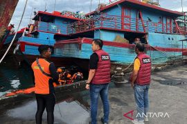 Petugas gabungan masih cari ABK yang tenggelam di Muara Baru