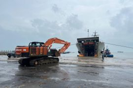 Lanal Babel - PT Timah kirim lima unit excavator untuk percepat pemulihan pascabencana di Sumut