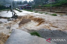 Jalan provinsi penghubung Agam-Limapuluh Kota terputus dampak banjir (Video)