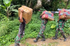 TNI salurkan logistik kebutuhan warga terdampak di desa Tapteng